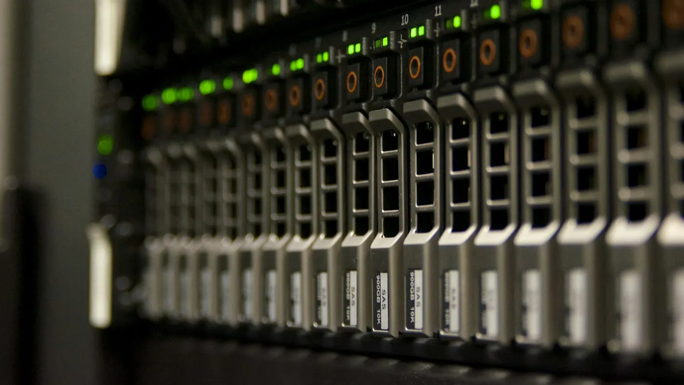 Servidores em um rack de data center com luzes verdes acesas